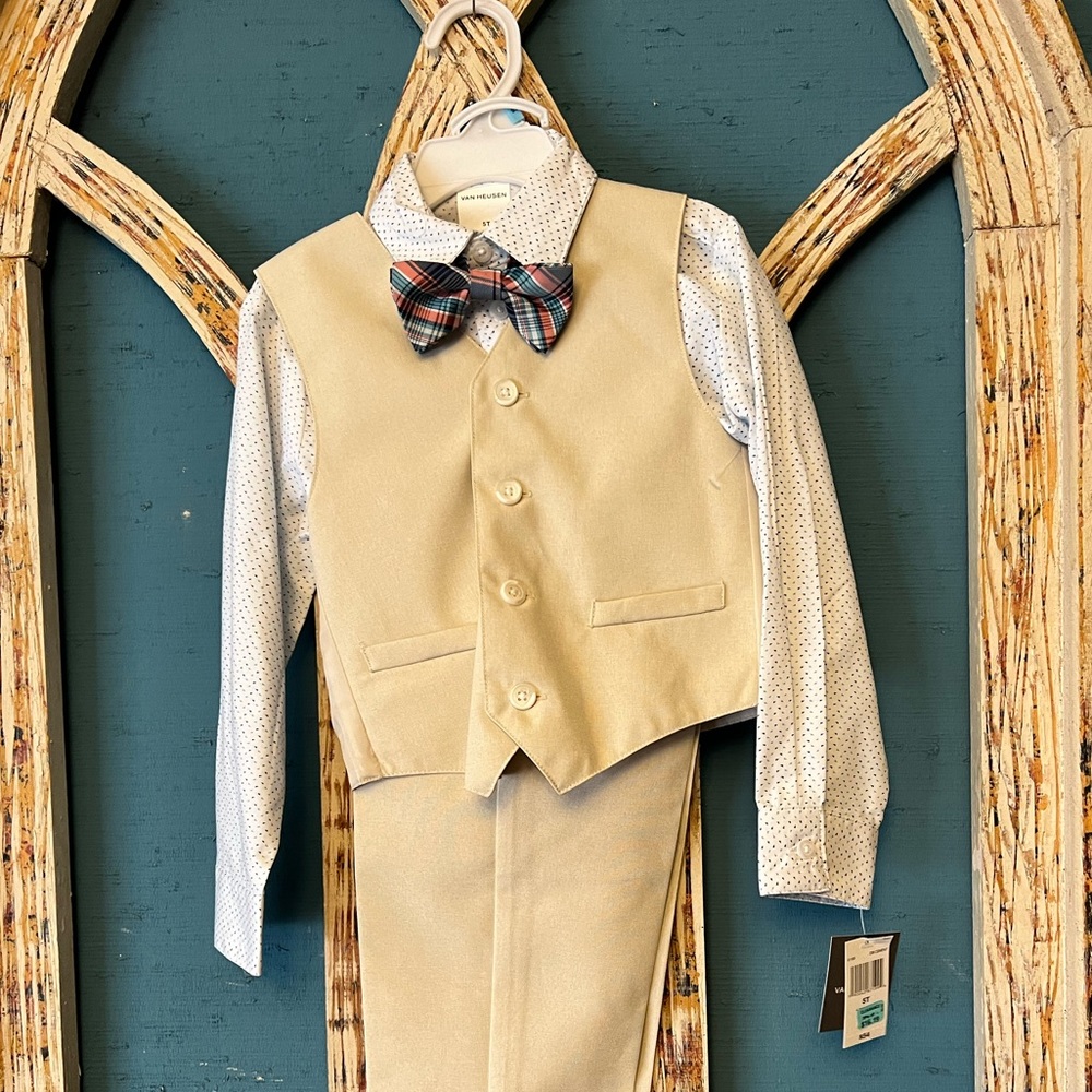 Boys Van Heusen suit. New with tags. Size 5t.